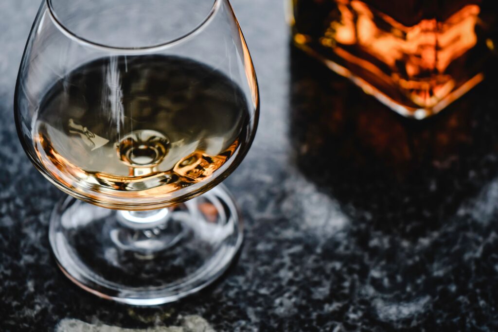 Copa de coñac con brandy sobre una encimera de mármol
