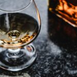 Copa de coñac con brandy sobre una encimera de mármol