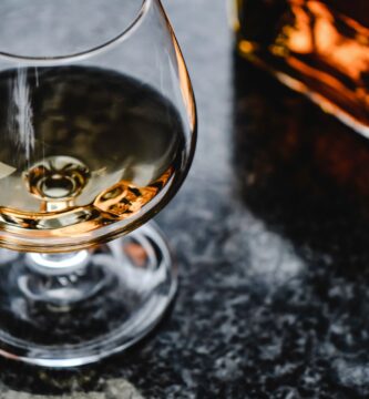Copa de coñac con brandy sobre una encimera de mármol